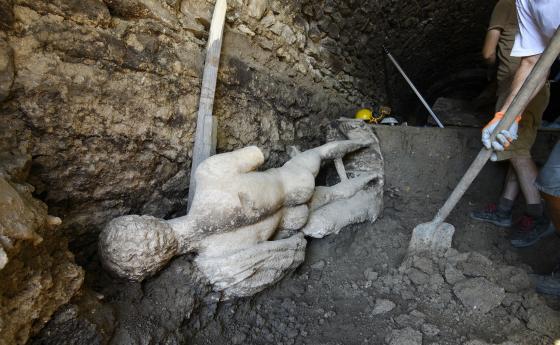 В Хераклея Синтика край Петрич откриха огромна статуя