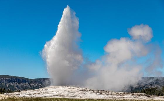 Земята експлодира пред туристи в „Йелоустоун“