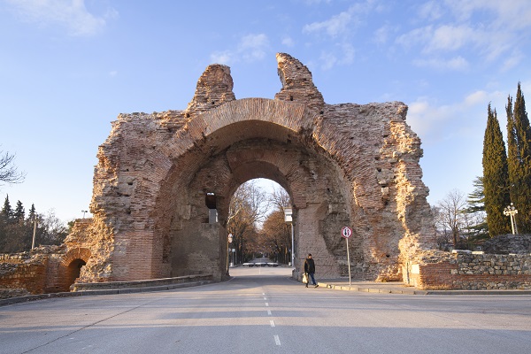 Южната крепостна порта в Хисаря, наричана още „Камилите“