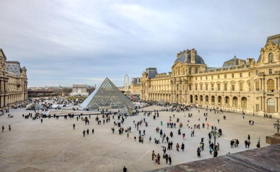 Лувърът е затворен след обир посред бял ден