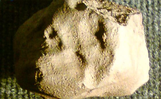 Метеорит стопи предното стъкло на чисто нова Тесла?