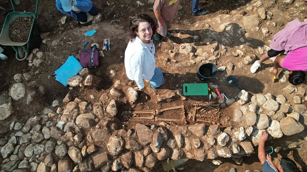 Александра Петрова при средновековния некропол, вкопан в насипа на Могиланската могила