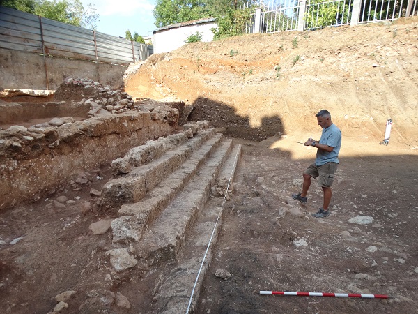 Гл. ас. д-р Светослав Йорданов графично документира постройки, разкрити по време на проучването.