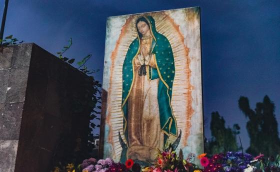 Милиони поклонници се стичат днес към базиликата Гуадалупе за честванията на Дева Мария