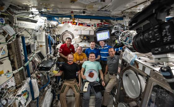 НАСА прибира четирима астронавти от МКС в първата в историята медицинска евакуация
