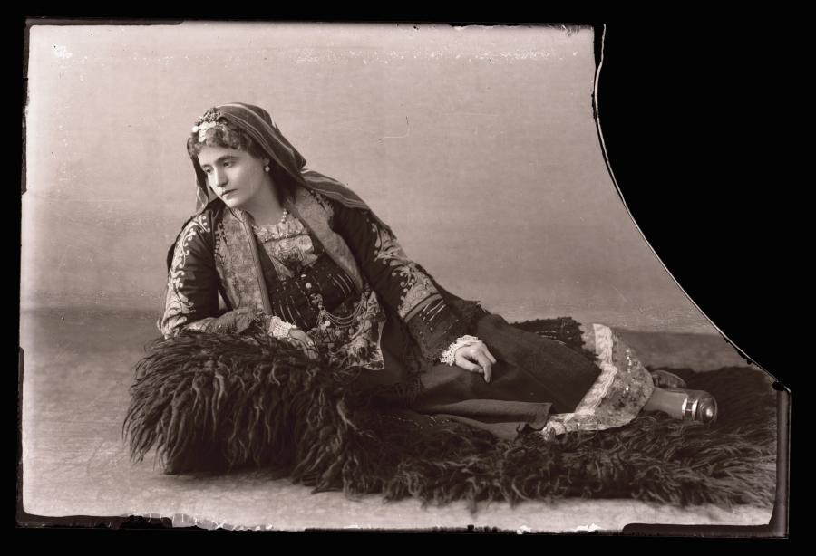 Мома от Чепеларе в народна носия, автор: Борис Савов