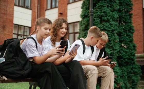 И френските деца без достъп до социални мрежи, ако са под 15 г.