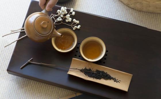 Прегърни спокойствието: Изкуството на китайската чайна церемония