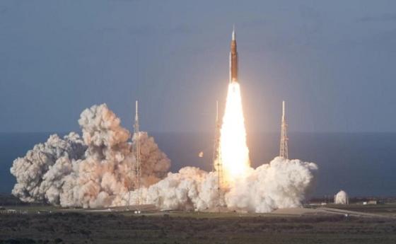 „Орион“ ще кръжи около Луната, но засега е в орбита на Земята