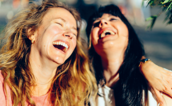 Смехът като спасение: кратка история на едно неочаквано лекарство