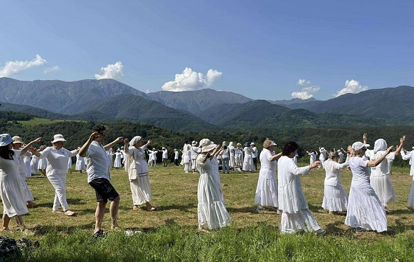 Отпразнувайте безусловната любов с паневритмия и песни в Априлци