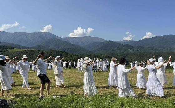 Отпразнувайте безусловната любов с паневритмия и песни в Априлци