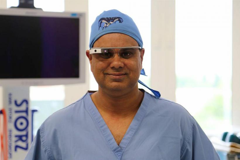  Проф. Шафи Ахмед е разгласен за най-хубав обучител по хирургия в Англия. През 2014 година той влезе в международните вести, тъй като благодарение на Гугъл Glass 14 000 студенти и стажанти от 132 страни наблюдаваха онлайн по какъв начин оперира. 