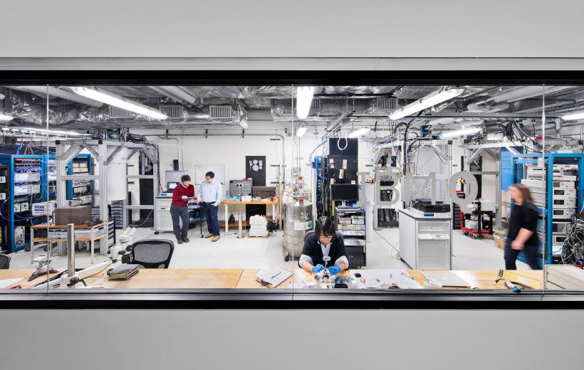 Лабораторията на IBM Q-Lab, където се разработват квантовите компютри.