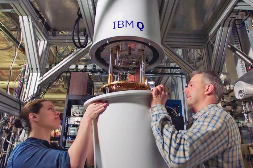 IBM е фирмата пионер в областта на квантовите компютри. Проектът „IBM Q Experience“ позволява на всеки учен или студент да използва възможностите на прототипните машини.