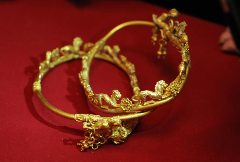  Златни бижута, открити от проф. Гергова в Голямата свещарска могила - част от съкровището от кг и половина чисто злато 